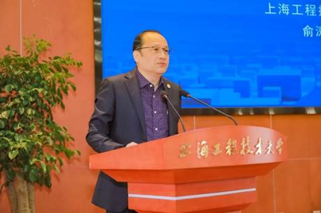 说明:穿着西装笔挺的男子与配字  描述已自动生成