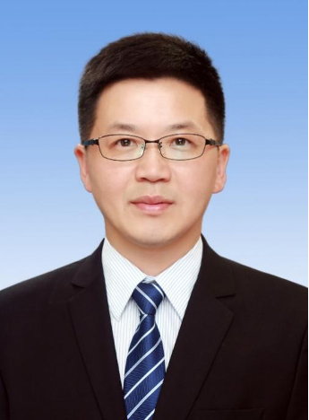 说明:穿着西装笔挺的男子  描述已自动生成