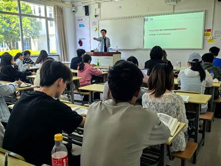 A group of people sitting at desks in a classroom  AI 生成的内容可能不正确。